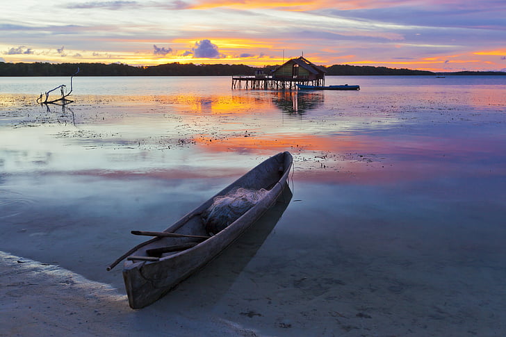 landschap, Irie, in de schemering, Indonesië, Halmahera-eilanden, zuidelijke landen, dugout canoe