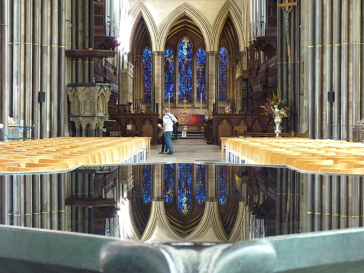 Salisbury cathedral, kyrkan, dopfunt, vatten, spegling