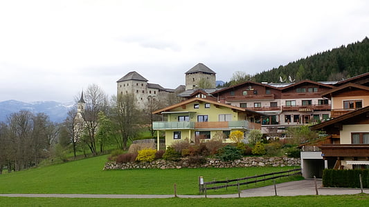 byn, dalen av den, slott, utsikt över kullarna