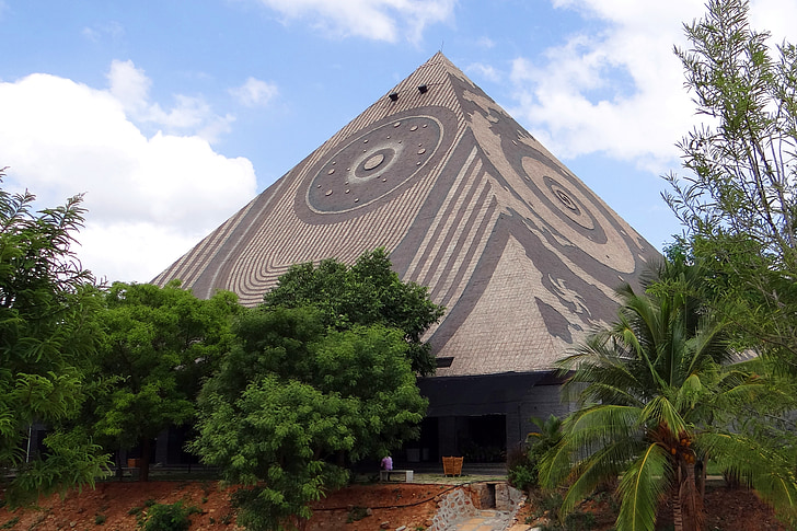 gigantische Pyramide, Meditation, Yoga, Pyramide-Tal, Karnataka, Indien