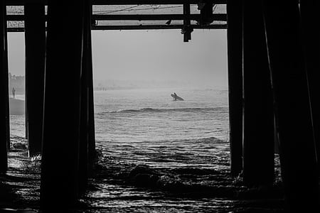 Pier, Surfer, Surfbrett, Meer, Urlaub, Natur, schwarz / weiß