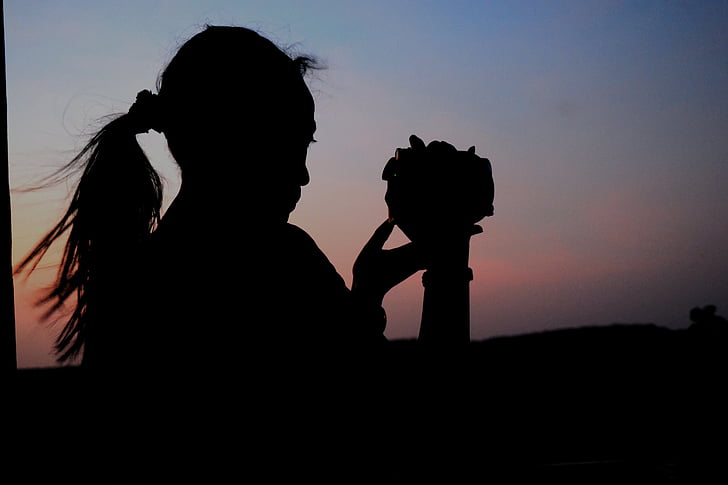 fotógrafo, fêmea, silhueta, cabelo, câmera, mão, ao ar livre