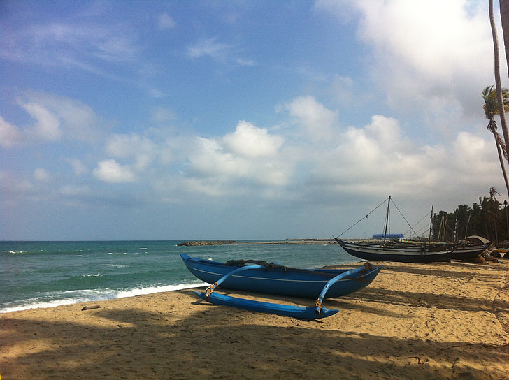 у прибережній пляжній, Днем подання, Шрі-Ланка, викинутого човни, човни, океан, море