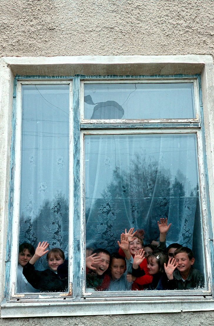 Moldova, sekolah, bangunan, jendela, anak laki-laki, gadis, anak-anak