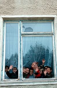 Moldavsko, škola, budova, okno, chlapci, dievčatá, deti