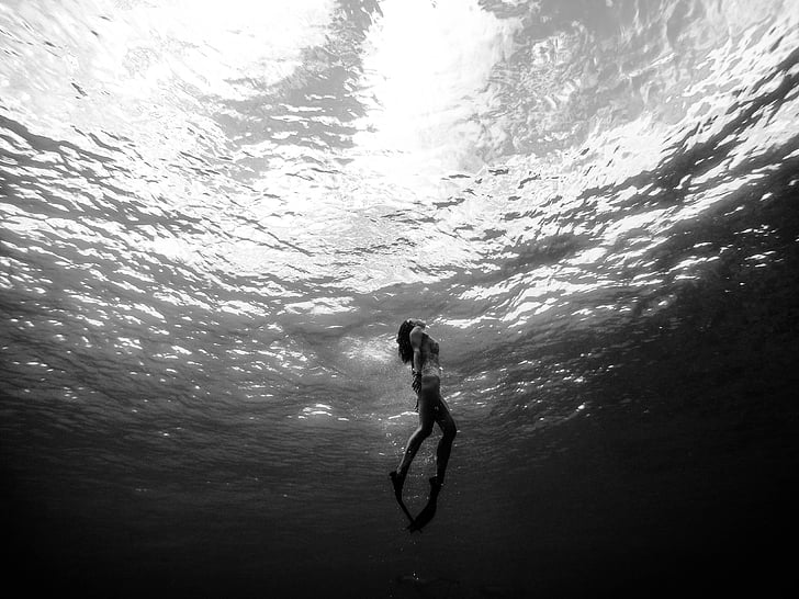 pustonių skalė, fotografija, moteris, vandens, juoda ir balta, plaukti, visas ilgis