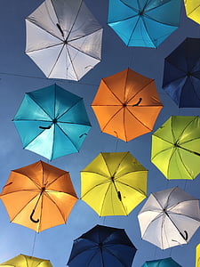 fargerike paraplyer, suspendert i luften, blå, oransje, gul, flerfargede, komposisjon