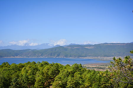 céu azul, nuvem branca, montanha, a paisagem, na província de yunnan, água, árvore