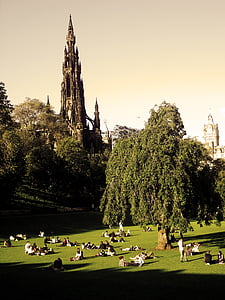 Edinburgh Waverley-asema, Edinburgh, Skotlanti, muistomerkki, vihreä, Park, ihmiset