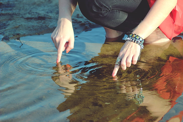 มือ, มือ, น้ำ, ทะเล, ทะเลสาบ, วงแหวน, สร้อยข้อมือ