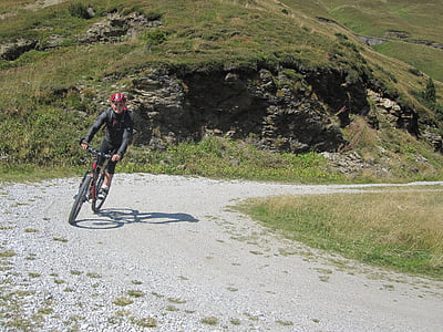 Dolomites, dağlar, İtalya, bisikletçiler, Transalp, yol, uzakta