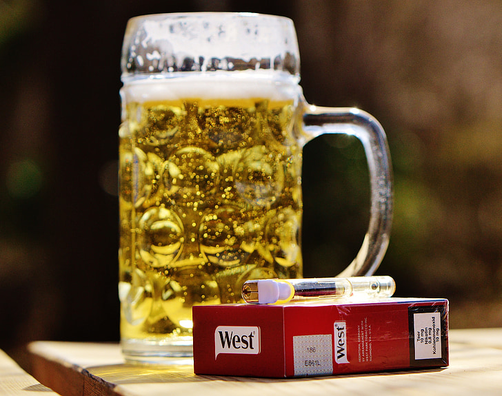 pivo, pivski vrt, cigareta, upaljač, žeđ, staklena krigla, piće