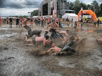 fango, pioggia, pozzanghera, sporco, divertimento fangoso, persone che giocano, festival di musica