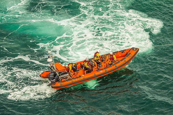 zachranari, perahu karet, laut, Teluk Swanage