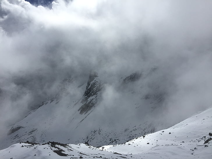 de jade dragon snow mountain, wolk, mistige weg, ochtend, klimmen, winter, sneeuw