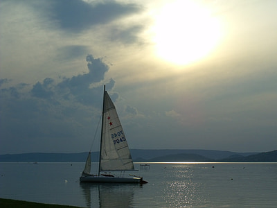 Balatonsjön, solnedgång, segling