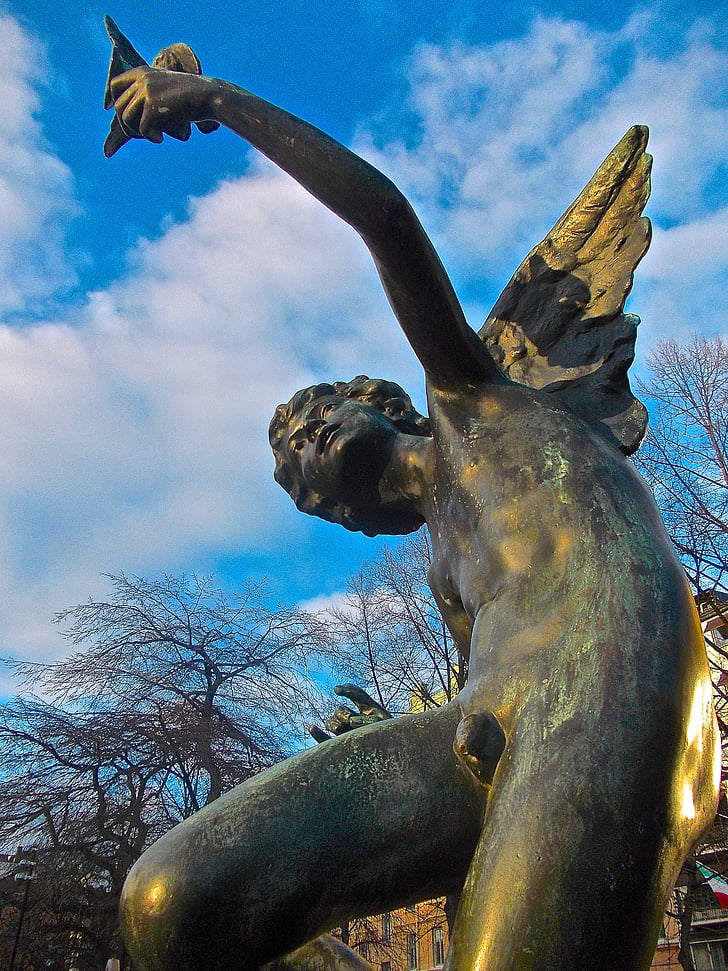 Angel, Cherub, vinger, blå himmel, Mariatorget, Stockholm, statue
