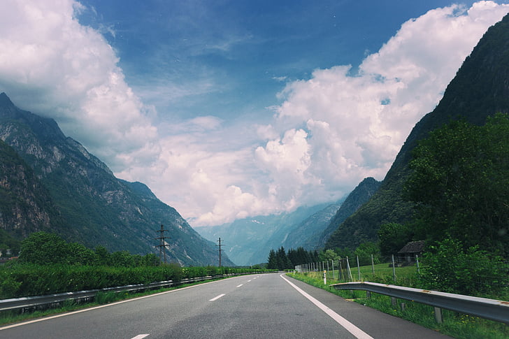 Road, valtatie, kaide, sininen, taivas, pilvet, vuoret