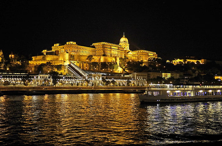 Budimpešta ponoči, kraljevi palači, osvetlitev, Donave, noč, banka, potniška ladja