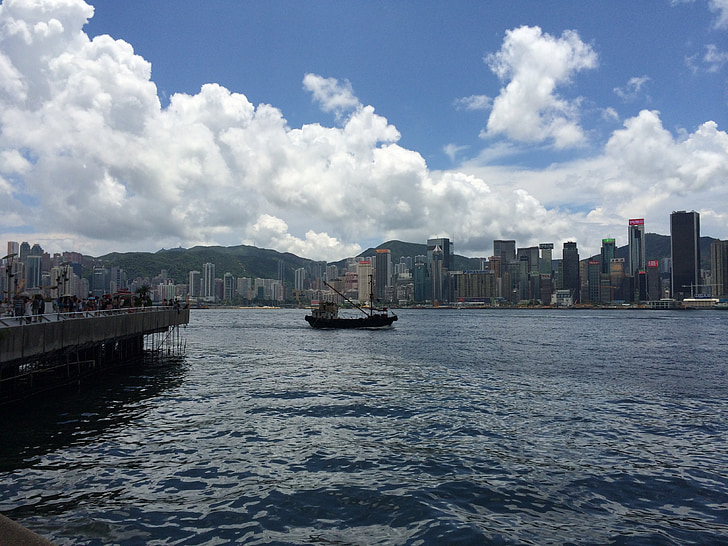 Hong kong victoria harbour, zeilboot, uitzicht op zee