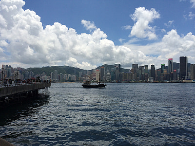 Hong kong victoria harbour, żaglówkę, widokiem na morze