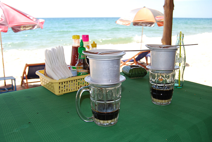 Vietnamese koffie, koffiekopje, Strandrestaurant, koffiefilter, zee, strand, zomer