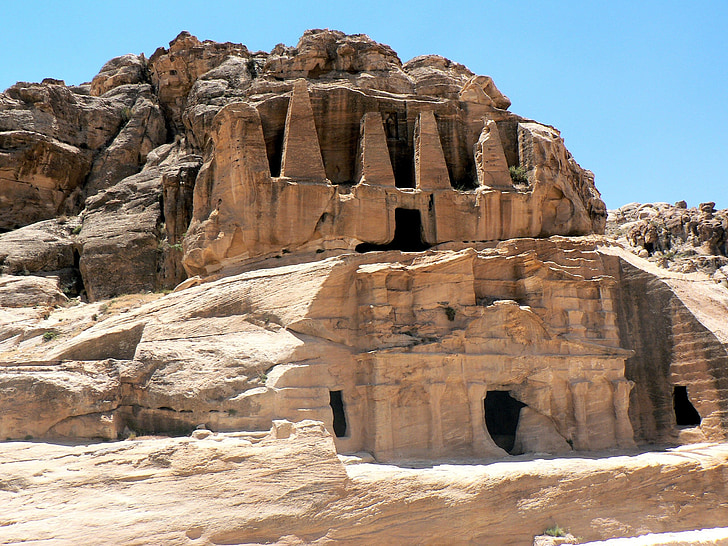 Petra, kim tự tháp, Falls, khảo cổ học
