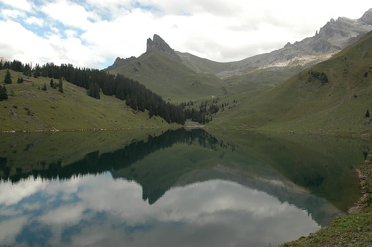 Bergsee, lago alpino, espejado, reflexión, montañas, nubes, cielo