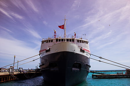 hvid, sort, skib, i nærheden af, Dock, dagtimerne, båd