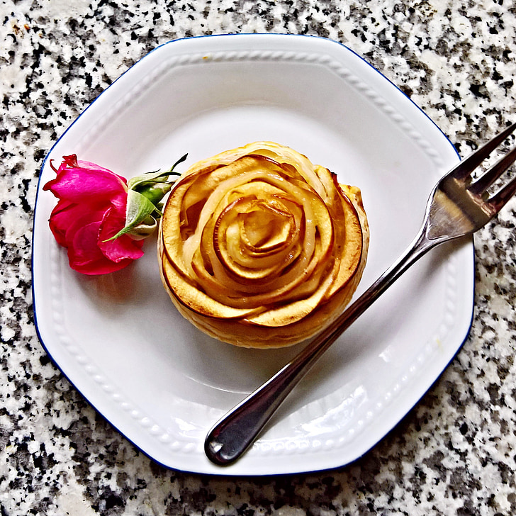 jabolko rose torte, pecivo, listnatega testa, jabolko rozete, jabolčni kolački, Pečemo, jesti