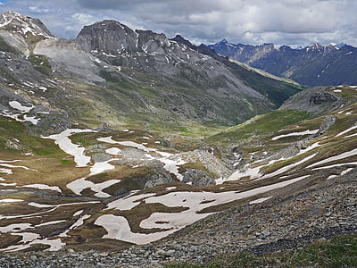 Alpeille kesällä, lumi reste, korkea asema, meri-Alpit, Etelä-Ranskassa, korkeassa laaksossa, kesäkuuta