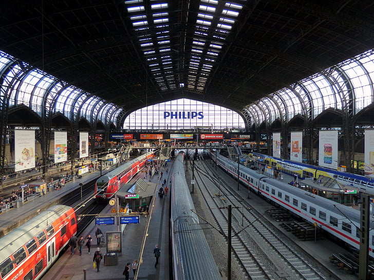 központi pályaudvar, Hamburg, vasúti forgalom, platform, gleise, vonatok, pályaudvar