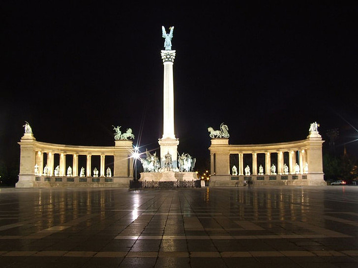 Boedapest, Heldenplein, herinnering, beroemde markt, nacht, het platform, architecturale kolom
