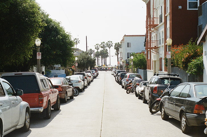 αυτοκίνητα, σταθμευμένα, κοντά σε:, κτίριο, της ημέρας, Οδός, χώρος στάθμευσης