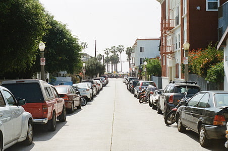 автомобили, паркирани, близо до, сграда, през деня, улица, паркинг