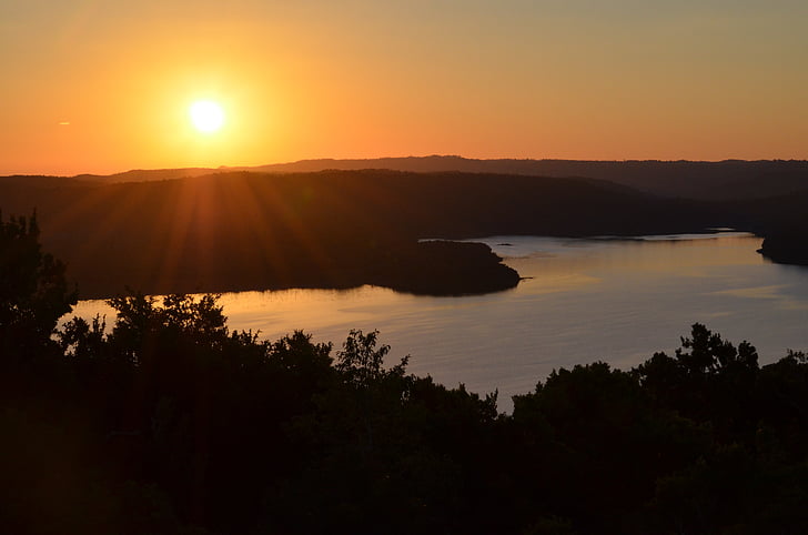 Západ slunce, jezero