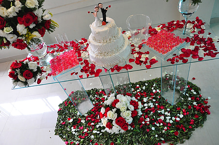 украсени таблица, сватбена торта, сватбена украса, цветя, листенца, десерт