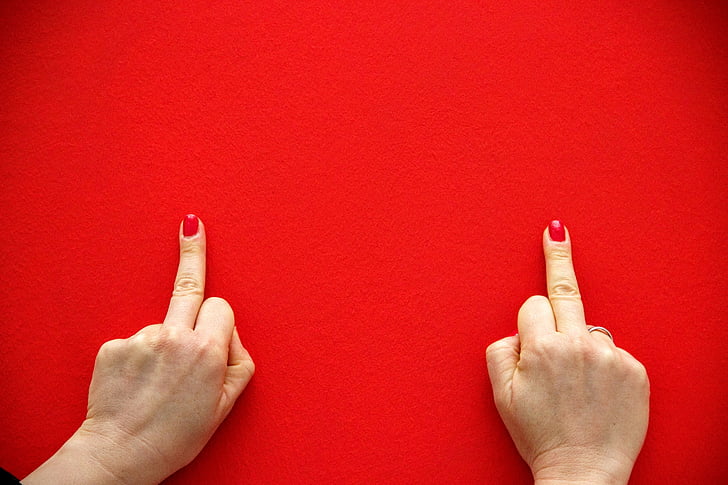 dit del mig, vermell, fons, paper d'empaperar, mans, paret, mà humana