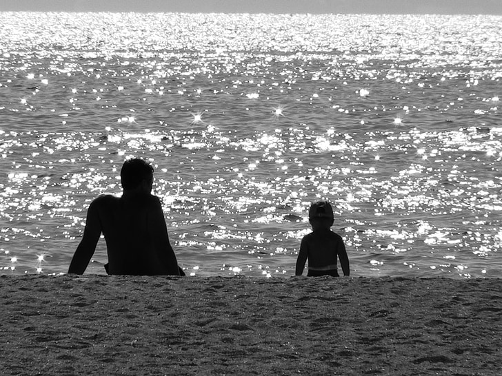 jūra, paplūdimys, juoda ir balta, šeima, tėvas, vaikas, žmonės