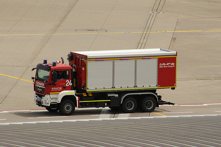 aéroport le plus pratique, feu, utilisation, KölnBonn, camions de pompiers, en voiture, téléspectateurs