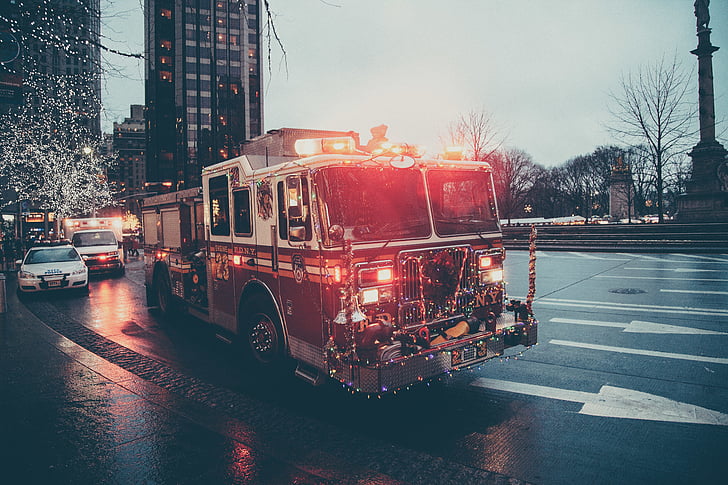camión de bomberos, seguido, ambulancia, noche, tiempo, camión de bomberos, emergencia