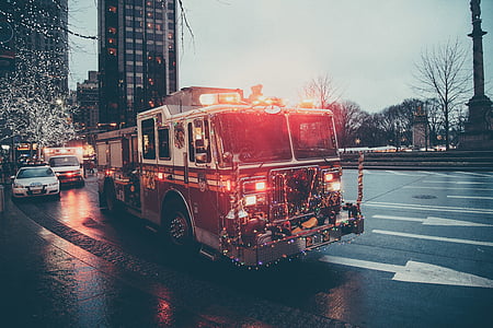 Firetruck, seguiti, ambulanza, notte, tempo, camion dei pompieri, emergenza