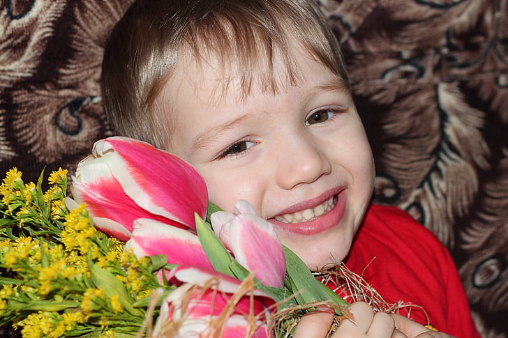 cvetje, šopek, tulipani, otrok, fant, nasmeh, zob