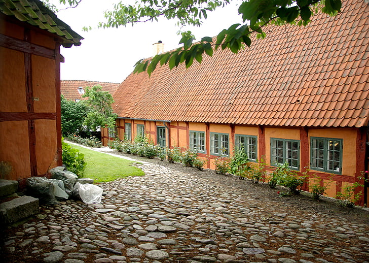 Taani, Ebeltoft, plaaditud katused, sillutuskivid