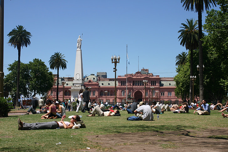 Аржентина, Буенос Айрес, Плаза 2 de mayo, Casa rosada, парк, хора, почивка