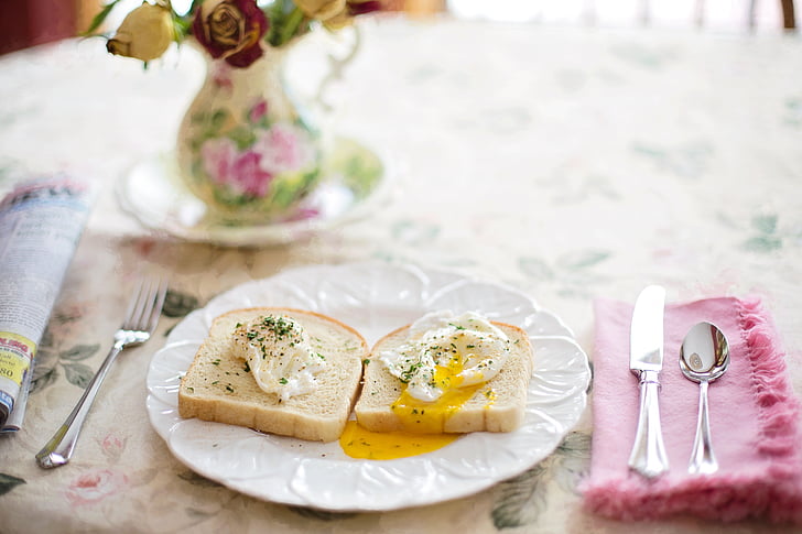 pocherat ägg på toast, frukost, friska, brunch, morgon, mat, blomma