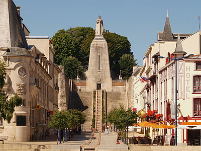 Verdun, Francuska, spomenik, zgrada, stabla, nebo, oblaci