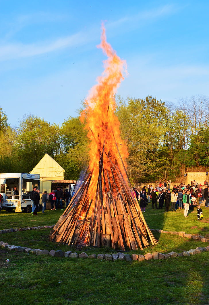 foc, Walpurgis fixa, foguera, celebració de les bruixes