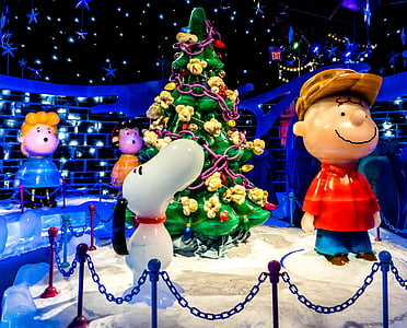 ice sculptures, gaylord palms, exhibit, charlie brown, peanuts characters christmas, snoopy, christmas tree