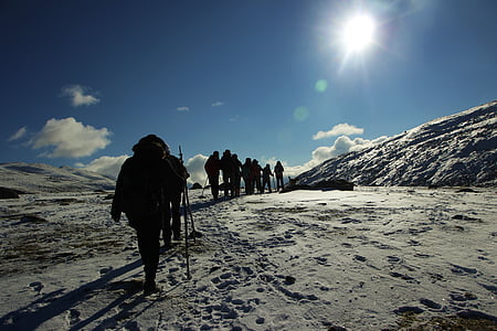 かなまじり, 徒歩で, 新疆ウイグル自治区で, ハイキング, 山, 人, 雪